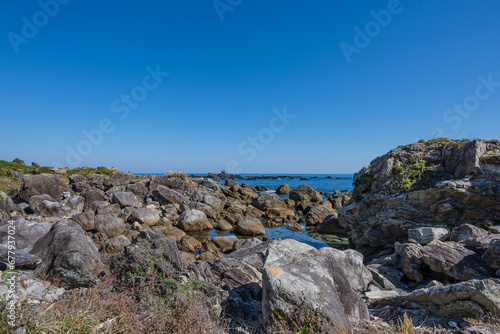 奇岩が連なる海岸 © eddiemgg