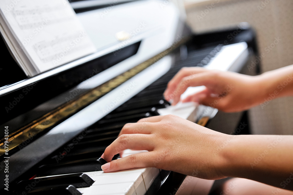 Obraz premium ピアノを弾く女性