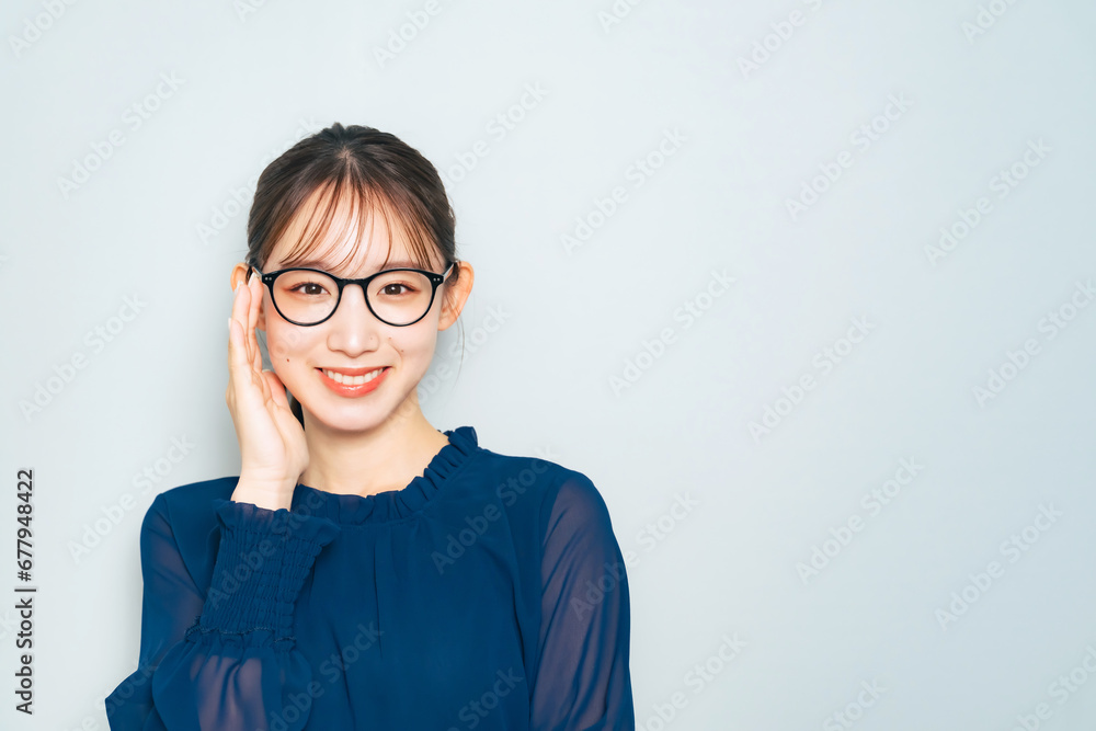 メガネをかけて微笑む女性