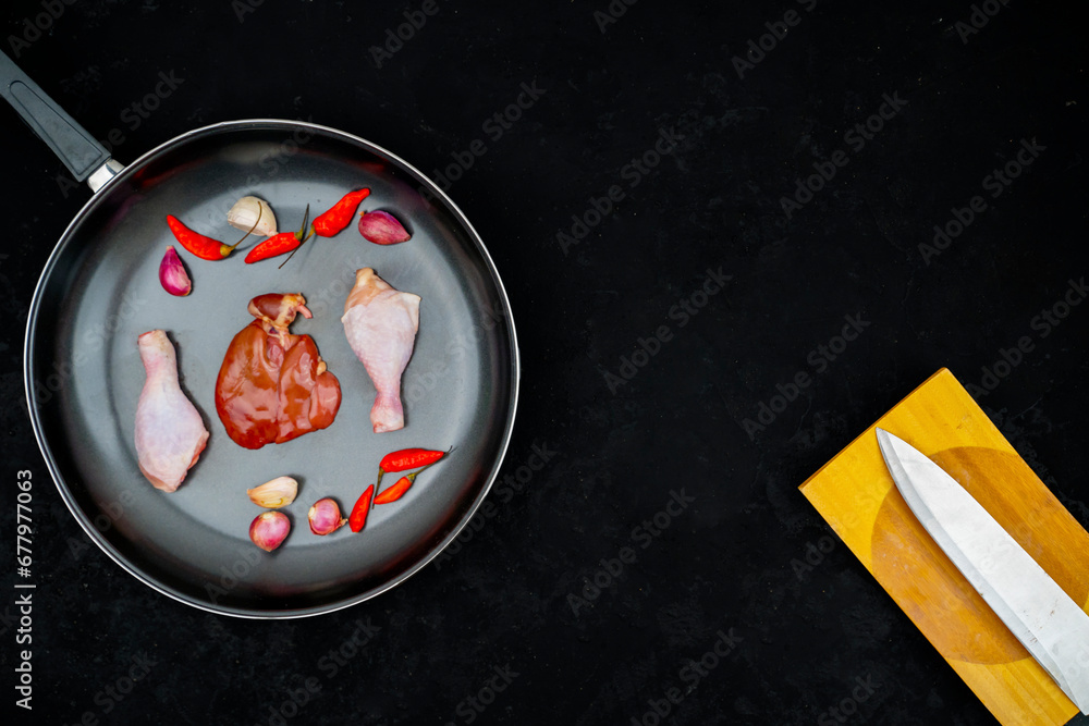 Obraz premium Macro shot of Fresh raw chicken liver and spices on a pan