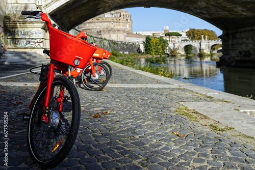 Vélos de location sur les quais du Tibre à Rome