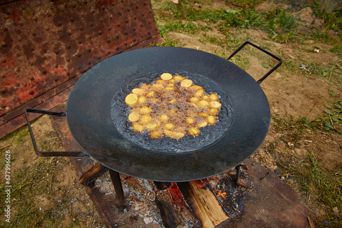Obraz na płótnie fried potatoes in oil in the cauldron w salonie