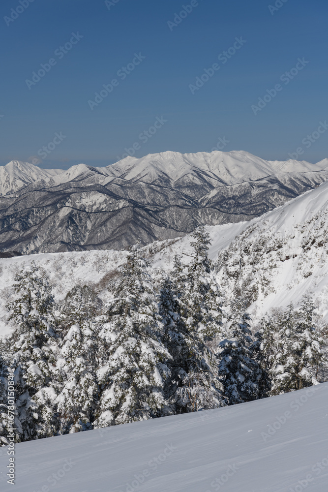 冬の剣ヶ峰山の登山道から見た朝日岳