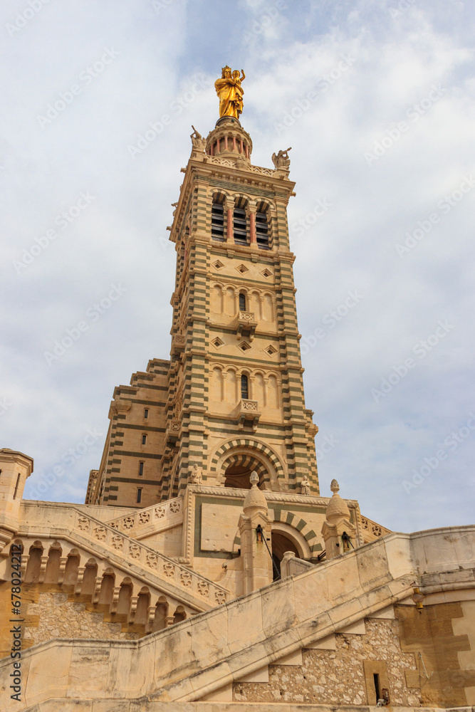Fototapeta premium Basilica of Notre Dame de la Garde in Marseille, France