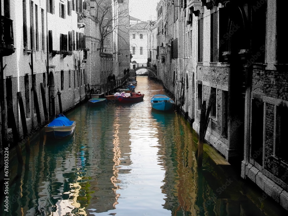 Meraviglioso Canale a Venezia con barche ferme e riparate da teli azzurri