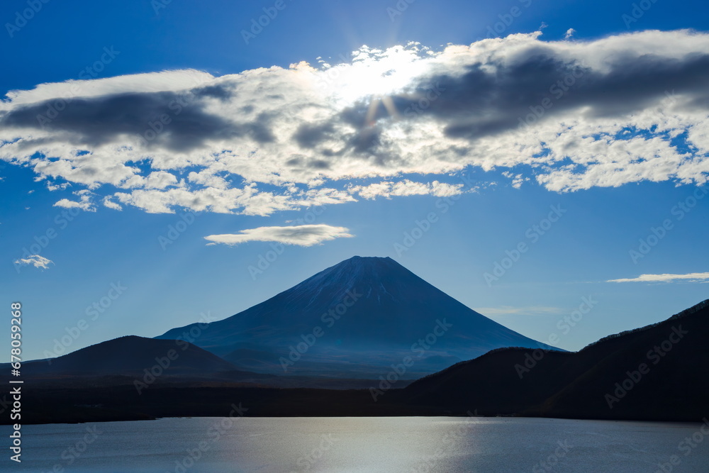本栖湖で眺める晩秋の富士山　山梨県身延町にて