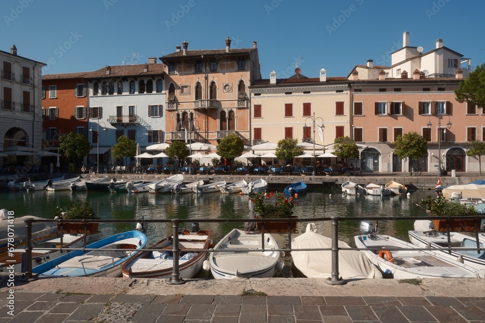 Porto con edifici circostanti a Desenzano