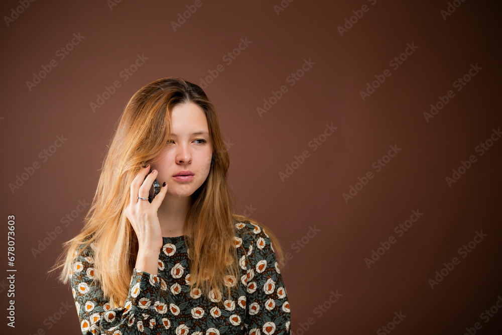 Mujer utilizando el teléfono móvil Mujer utilizando el teléfono móvil