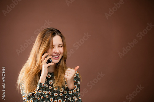 Mujer utilizando el teléfono móvil  photo
