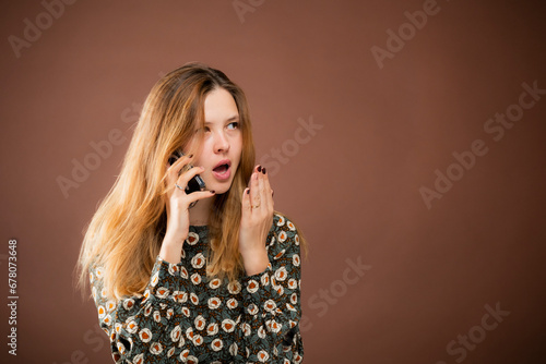 Mujer utilizando el teléfono móvil  photo
