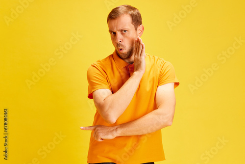 Foto Half-length portrait of young handsome man wearing style casual outfit looking at camera nd translate fun whisper gossip and tell secret