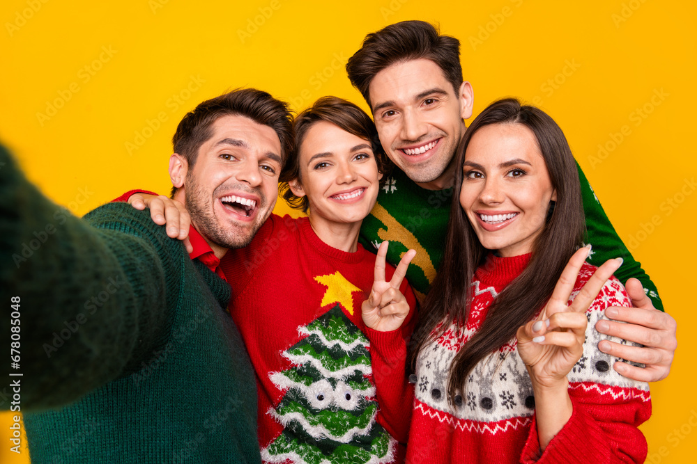 Photo of positive buddies blogger meeting on x mas christmas event make selfie isolated on shine color background Photo of positive buddies blogger meeting on x mas christmas event make selfie isolated on shine color background