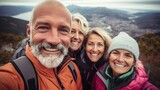 Selfie de grupo de amigos de mediana edad disfrutando y sonriendo. Deporte y aventura a los 50 años.