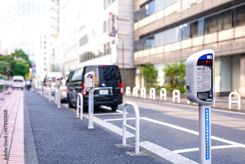 Wallpaper Mural 都心の時間制限駐車区間 パーキングメーターと駐車車両 Torontodigital.ca