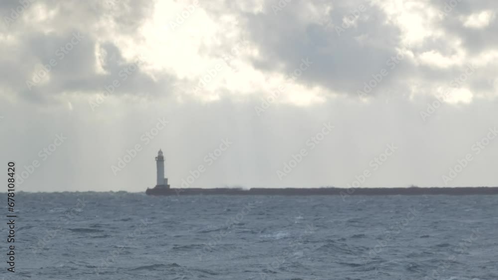 時化た海と小さな灯台 時化た海と小さな灯台