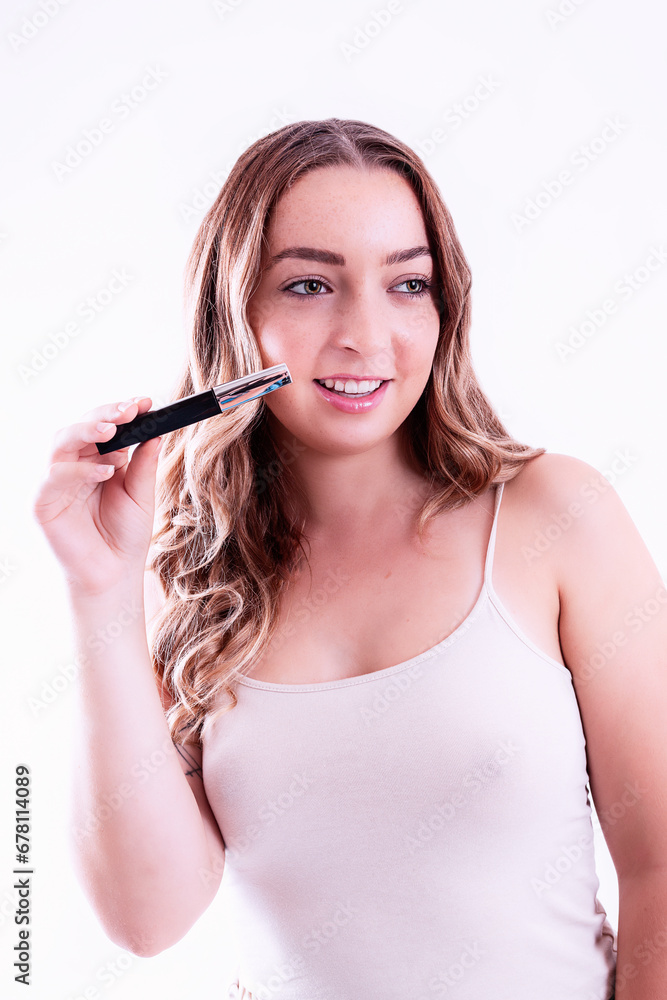 Junge Frau mit nackten schultern und Kosmetik stift.