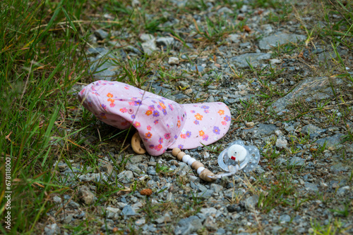 Verlorene Kleinkindsachen im Wald photo