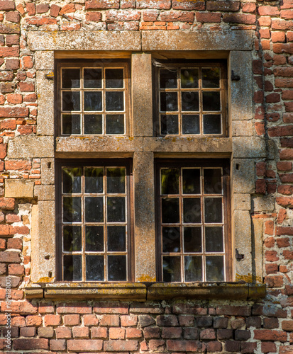 Fenêtre ancienne au château de Bouligneux, Ain, France
