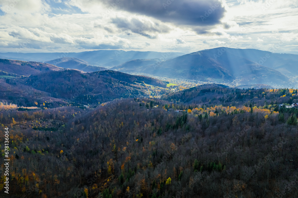 Góry, Beskid Śląski widok z Równicy w Ustroniu na Śląsku w Polsce, panorama jesienią z lotu ptaka