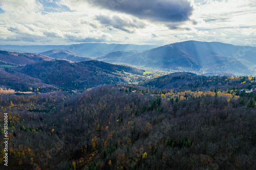Obraz na płótnie Góry, Beskid Śląski widok z Równicy w Ustroniu na Śląsku w Polsce, panorama jesienią z lotu ptaka w salonie