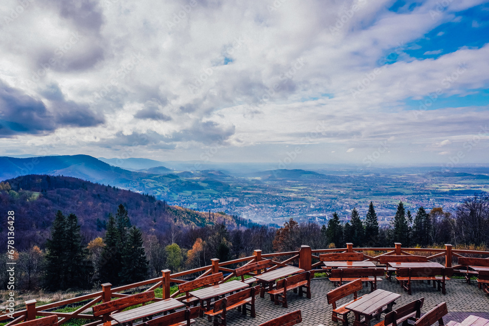 Góry, Beskid Śląski widok z Równicy w Ustroniu na Śląsku w Polsce, panorama jesienią z lotu ptaka