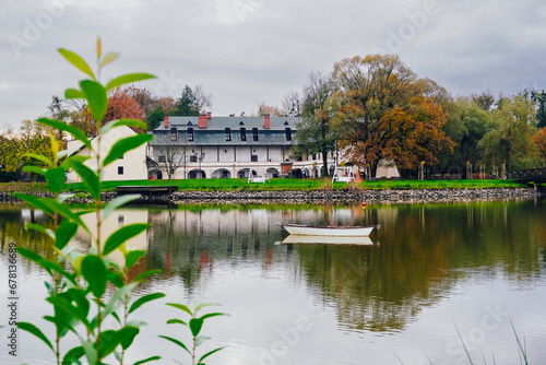 pałac nad jeziorem z parkiem pałacowym w Kończycach Małych na Śląsku w Polsce jesienią