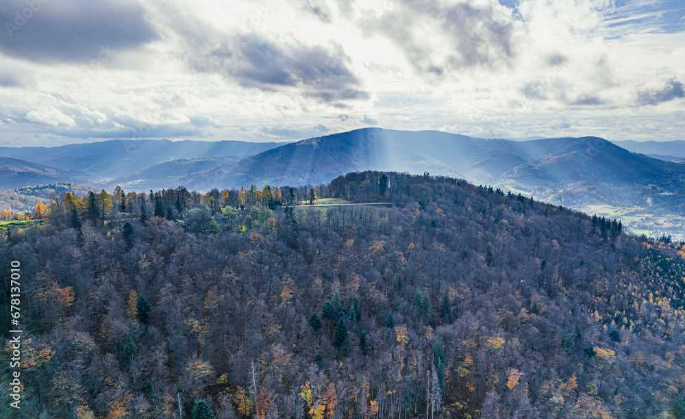 Góry, Beskid Śląski widok z Równicy w Ustroniu na Śląsku w Polsce, panorama jesienią z lotu ptaka