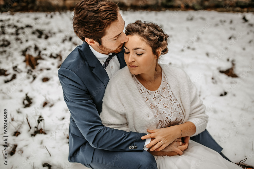 Obraz premium Winter Hochzeit in den Bergen - Bilder von Hütte und Wald