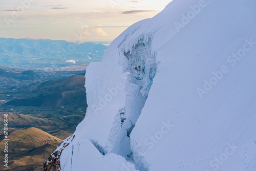 Sérac et crevasse d'un volcan enneigé photo