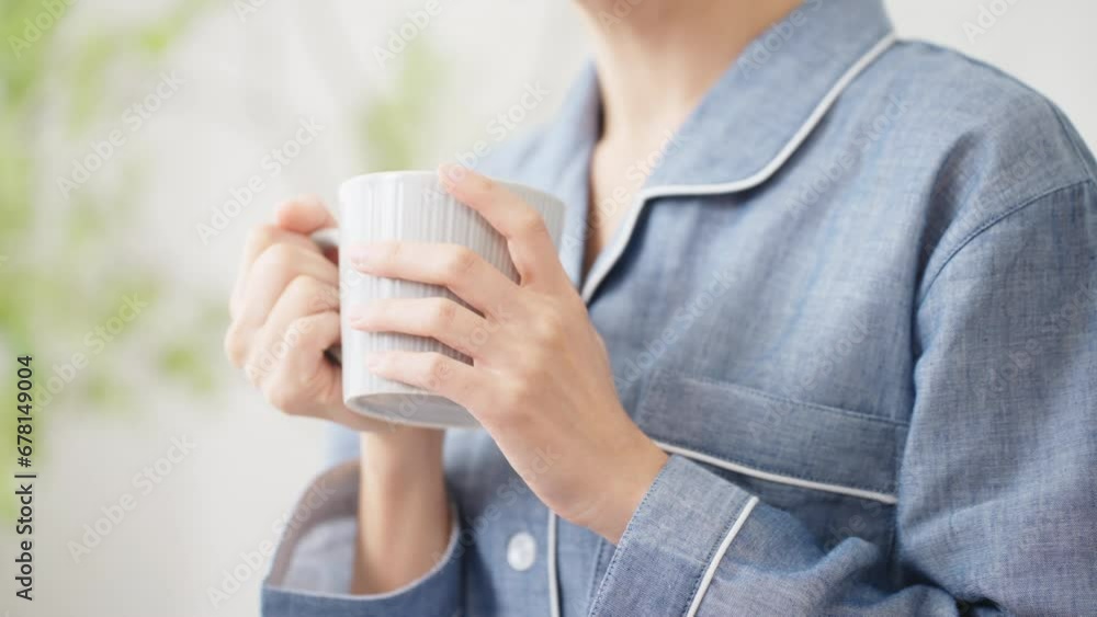 パジャマ姿の若い女性 ライフスタイルイメージ パジャマ姿の若い女性 ライフスタイルイメージ