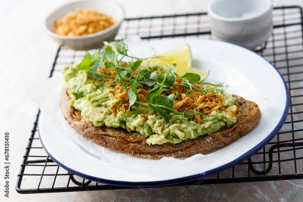 Healthy avocado toast with onion crunch Healthy avocado toast with onion crunch