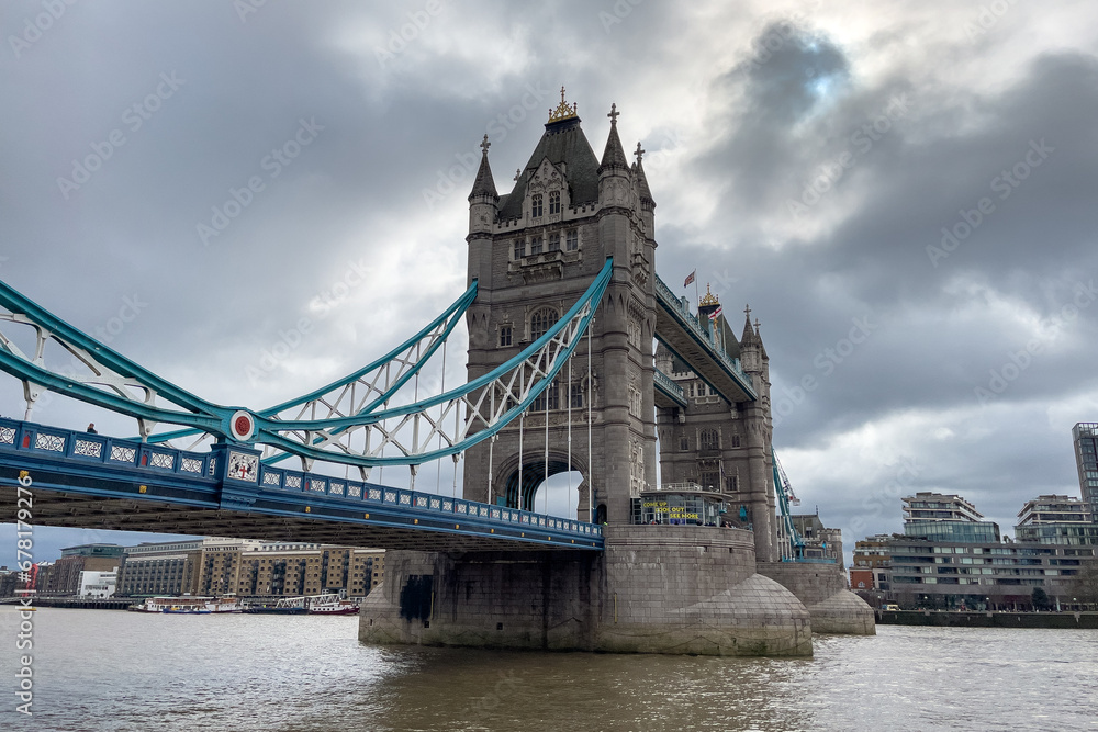 Obraz premium architecture, attraction, bank, beautiful, bridge, britain, british, building, buildings, capital, city, cloudy, copy space, day, downtown, drawbridge, england, english, great britain, history, holida