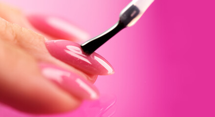 Leinwandbilder Nagelstudio Rosa Nagellack im Beautysalon auftragen  © Subbotina Anna