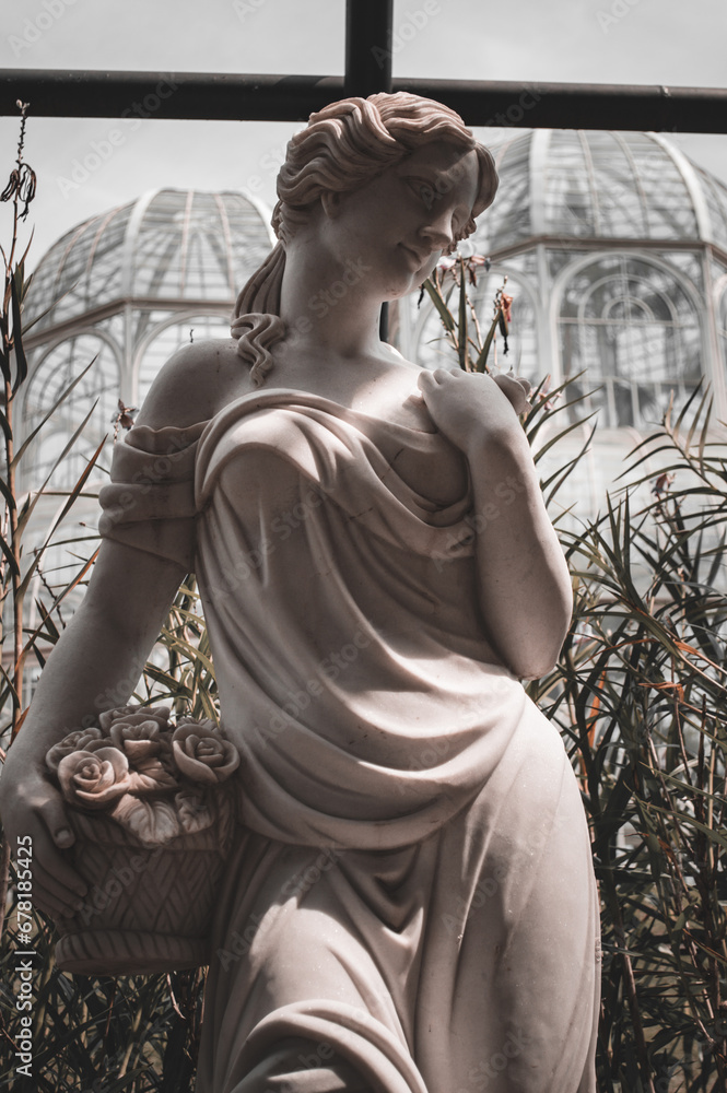 statue of a woman in a park - obrazy, fototapety, plakaty 