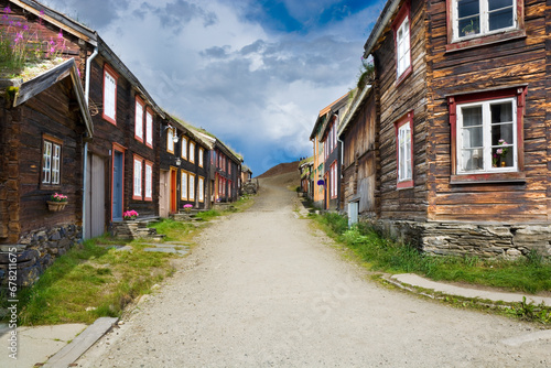 Historical wooden houses in the mining town of Røros, Norway © Mariusz Świtulski