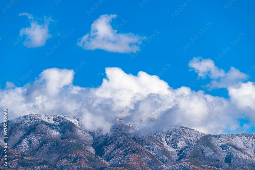雲がかかる初冠雪の山並み