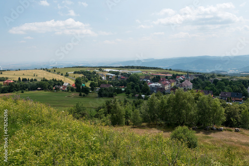 Blick vom Mědník in südliche Richtung nach Böhmen auf die Stadt Bergstadt Měděnec