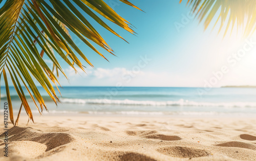 Hermosa imagen de fondo de la playa tropical. Brillante sol de verano sobre el océano. Cielo azul con nubes claras, océano turquesa con olas , palmeras y arena blanca . Armonía de un ambiente limpio photo