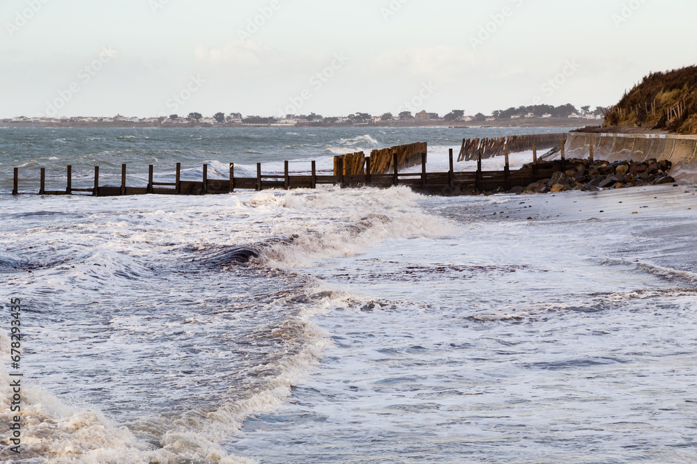Trois moyens de défense contre l'érosion marine : épi, perré sur le talus, pieux pour casser les vagues. Perré des Sénégalais à Noirmoutier.