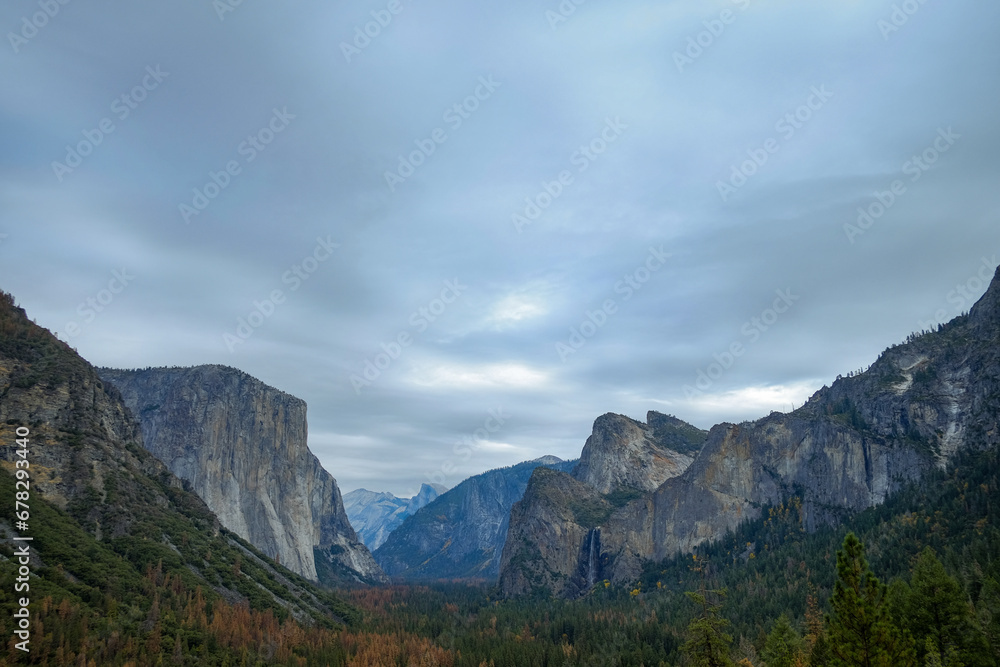 Fototapeta premium Cloudy Afternoon at Yosemite Valley from Tunnel View