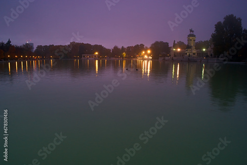 jezioro, staw, krajobraz, wieczór, woda, odbicie, nocne światło, budynek, historyczny, Madryt, Hiszpania, park, © Piotr
