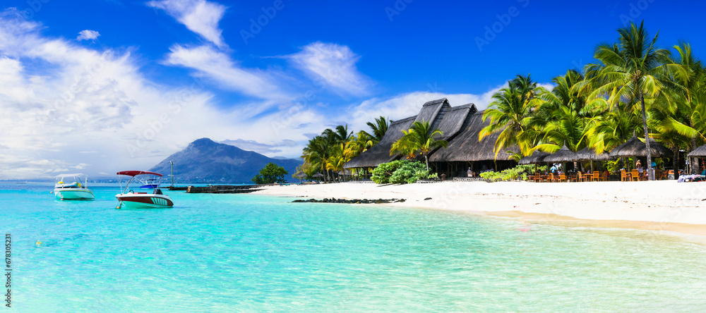 Tropical scenery - beautiful beaches of Mauritius island, Le Morne , popular luxury resort. - obrazy, fototapety, plakaty 