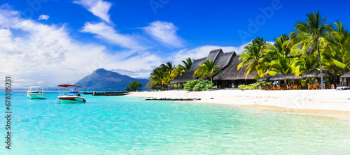 Fototapeta Naklejka Na Ścianę i Meble -  Tropical scenery - beautiful beaches of Mauritius island, Le Morne , popular luxury resort.