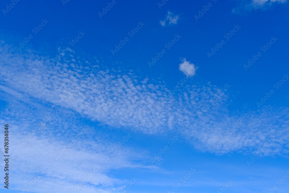 Farbiger Himmel mit interessanten Wolken als Hintergrund Farbiger Himmel mit interessanten Wolken als Hintergrund