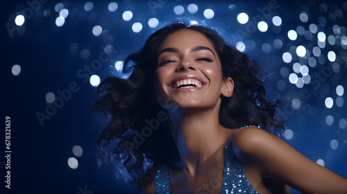 Mujer latina sonriente con fondo azul brillante y boken luminoso