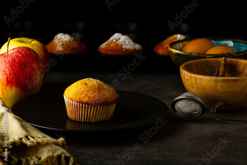 Primer plano de pastelitos de manzana sobre mesa oscura photo