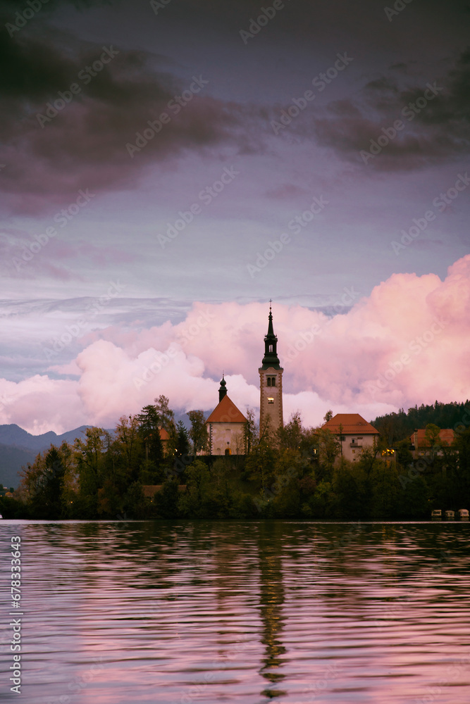 Obraz premium sunrise at lake bled, slovenia