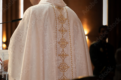 sacerdote, cura, párroco, celebración, orar, bendición, religión, iglesia, simbólico, simbolismo, momentum, túnica © MariaFernanda