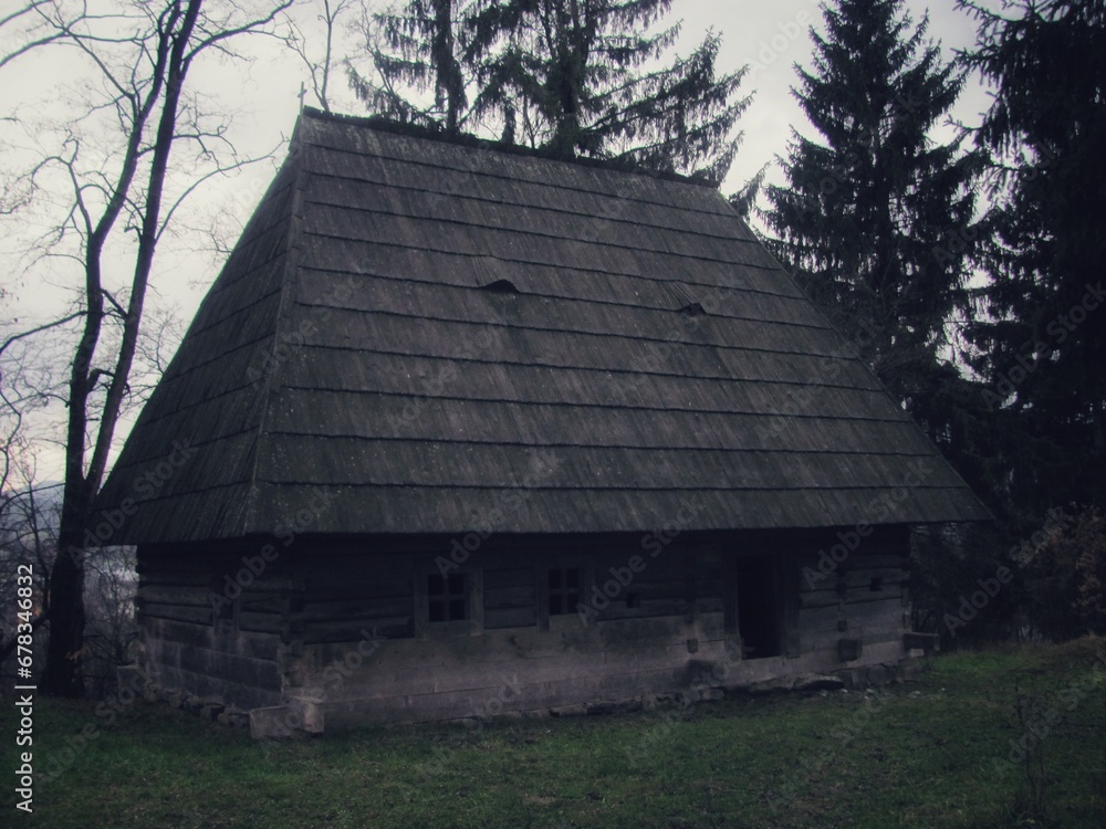Obraz premium Abandoned old wooden house in the village