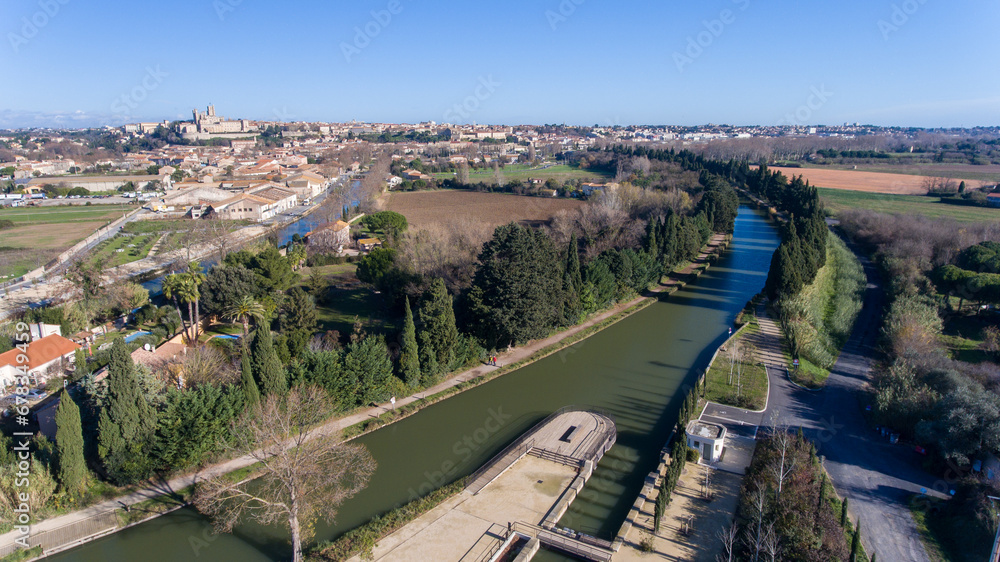 Obraz premium Fonseranes Locks cascade through lush Beziers landscape.